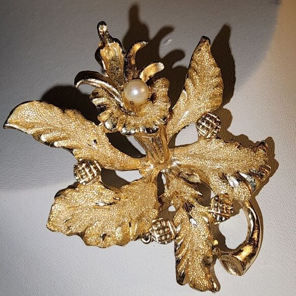 Vintage Gold Leaf Brooch with Pearl Accent - Picture 2 of 3